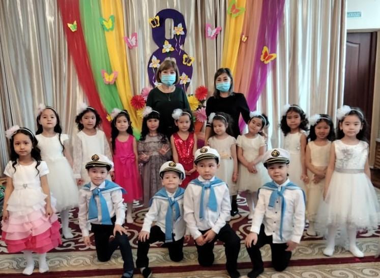 Қарлығаш тобының " Ана - өмірдің гүлі " аты ертеңгілігі.