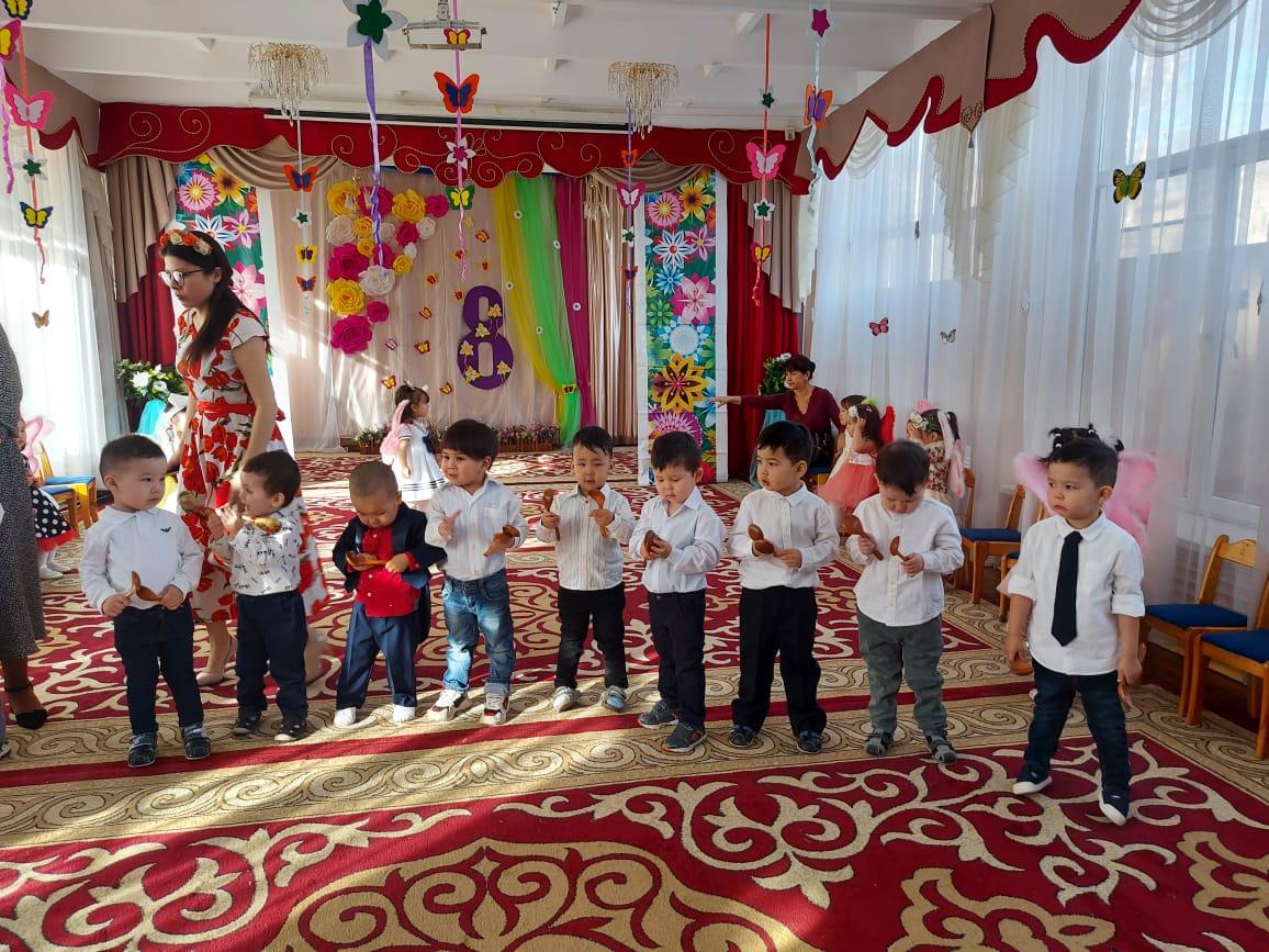 "Қуырмаш" тобы  "Ардақты  менің ,Анашым!"  атты  аяулы Аналарға  арналған ертеңгілігі.