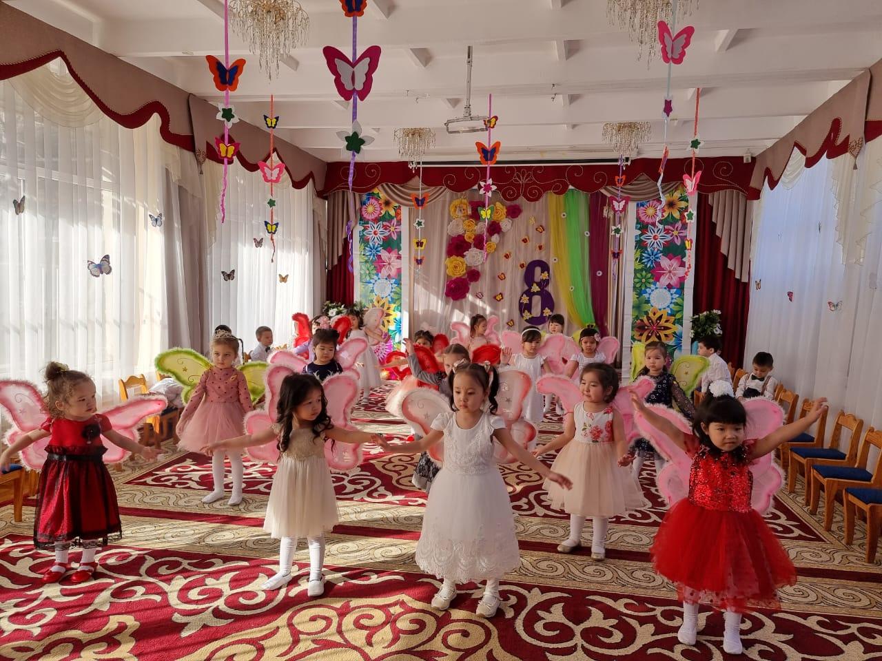 "Аналар-асыл қазынам" атты Балапан тобының Аналарға арналған ертеңгілігі.