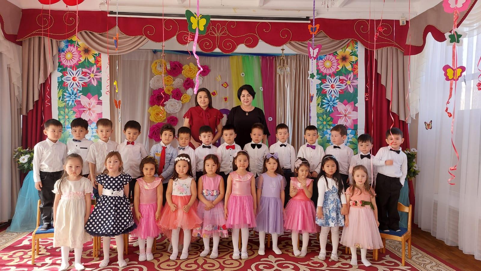 "Ана-біздің шуақ шашқан күніміз" Ересек "жұлдыз" тобының Аналарға арналған ертеңгілігі