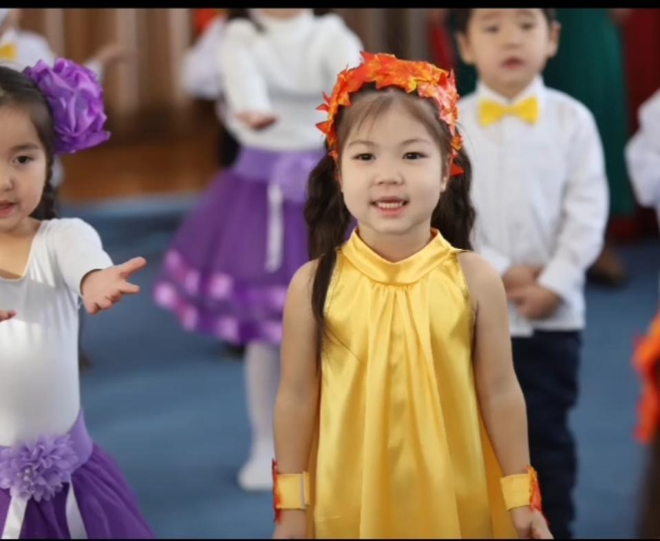 "Алтын күз әсем айналам,Еліне береке сыйлаған!"